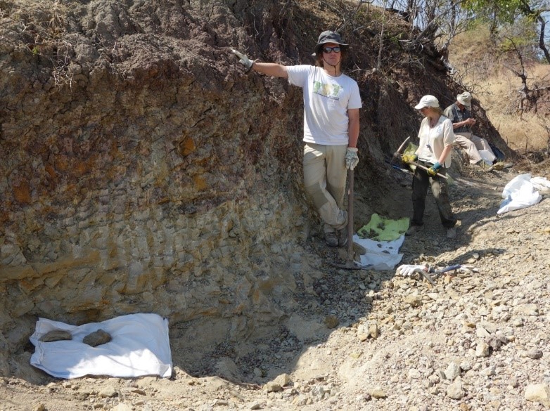 Travail de terrain de l’équipe paléontologique Franco-Birmane