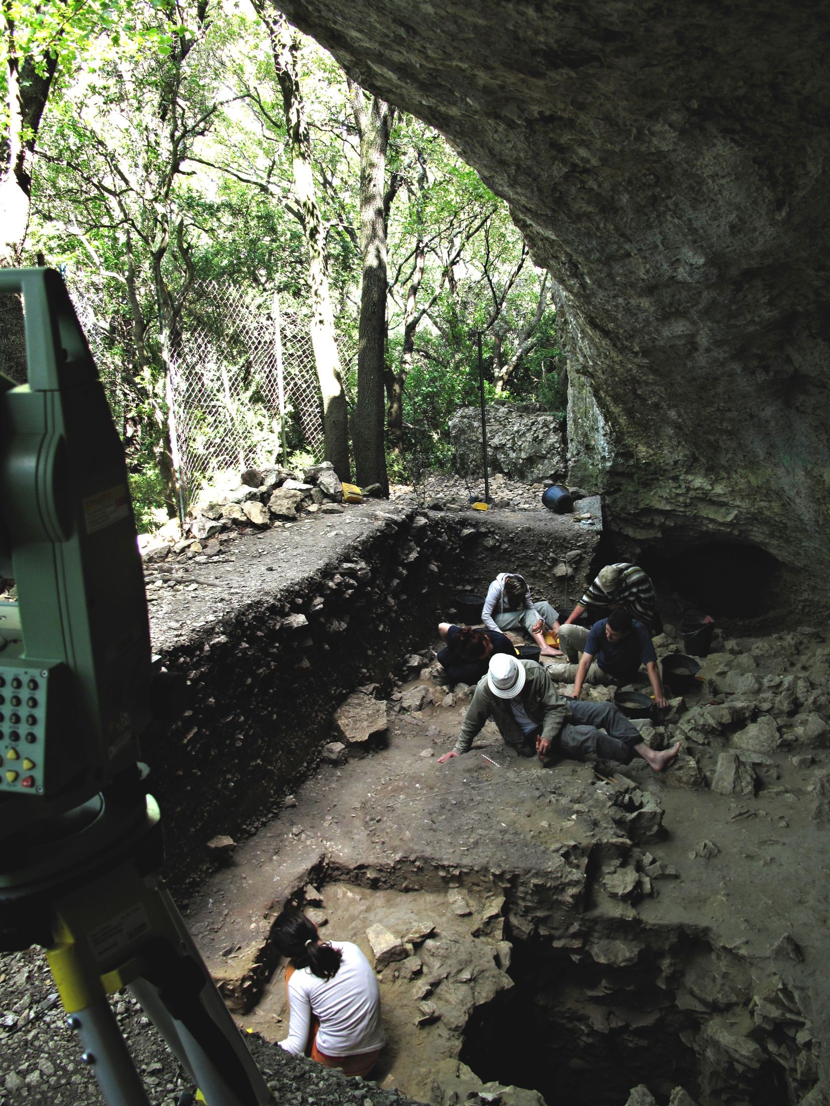 Vue des fouilles archéologiques de la Grotte Mandrin. 